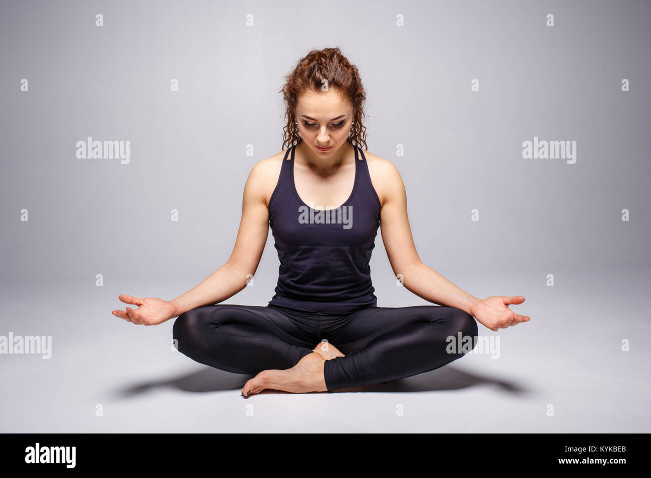 Junge Frau Yoga perfekt oder Lotus darstellen. Muktasana Stockfoto