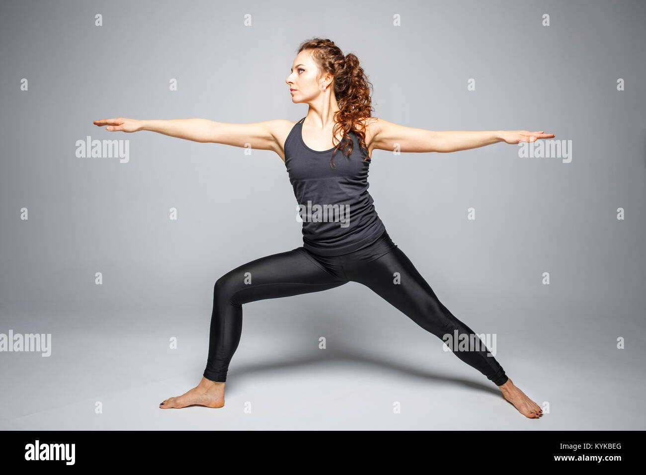 Junge schlanke Frau, Virabhadrasana Krieger darstellen. Fitness Mädchen üben Yoga Stockfoto