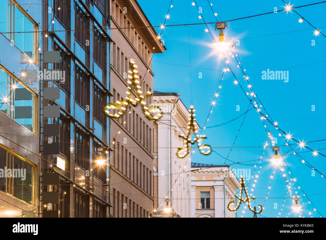 Helsinki, Finnland. Nacht Abend Weihnachten neues Jahr festliche Beleuchtung hängen elektrische Leitungen auf Aleksanterinkatu Straße. Stockfoto