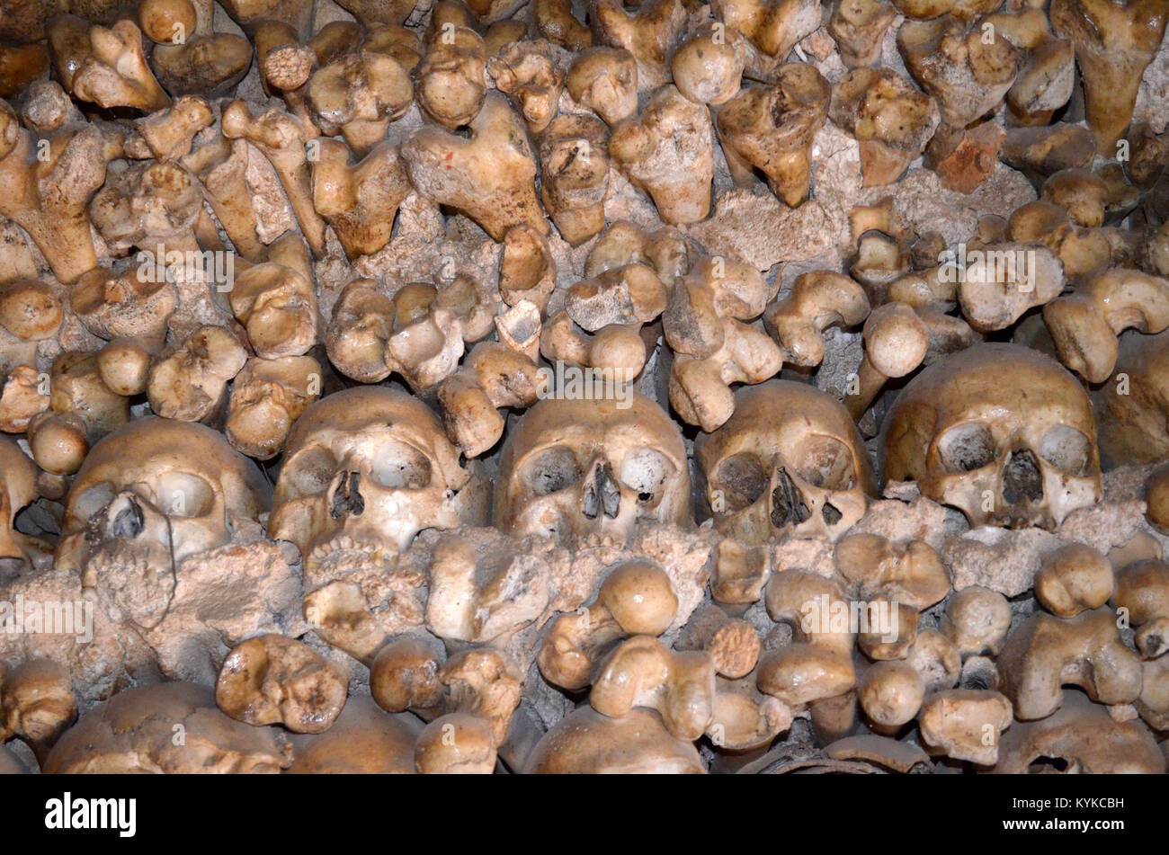 Menschliche Schädel und Knochen Futter eine Kapelle in Portugal Stockfoto