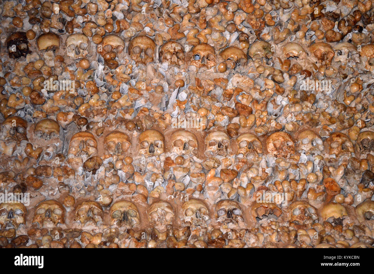 Menschliche Schädel und Knochen Futter eine Kapelle in Portugal Stockfoto