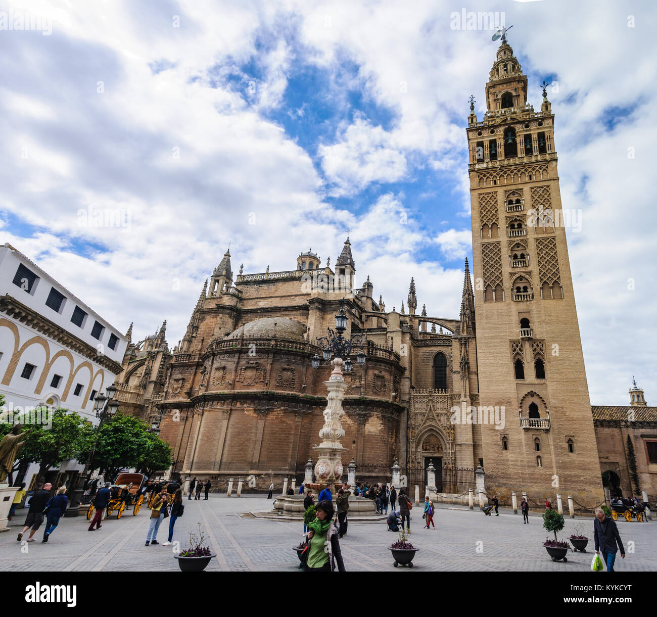 Die Kathedrale und die Giralda in der andalusischen Hauptstadt Sevilla in Spanien Stockfoto