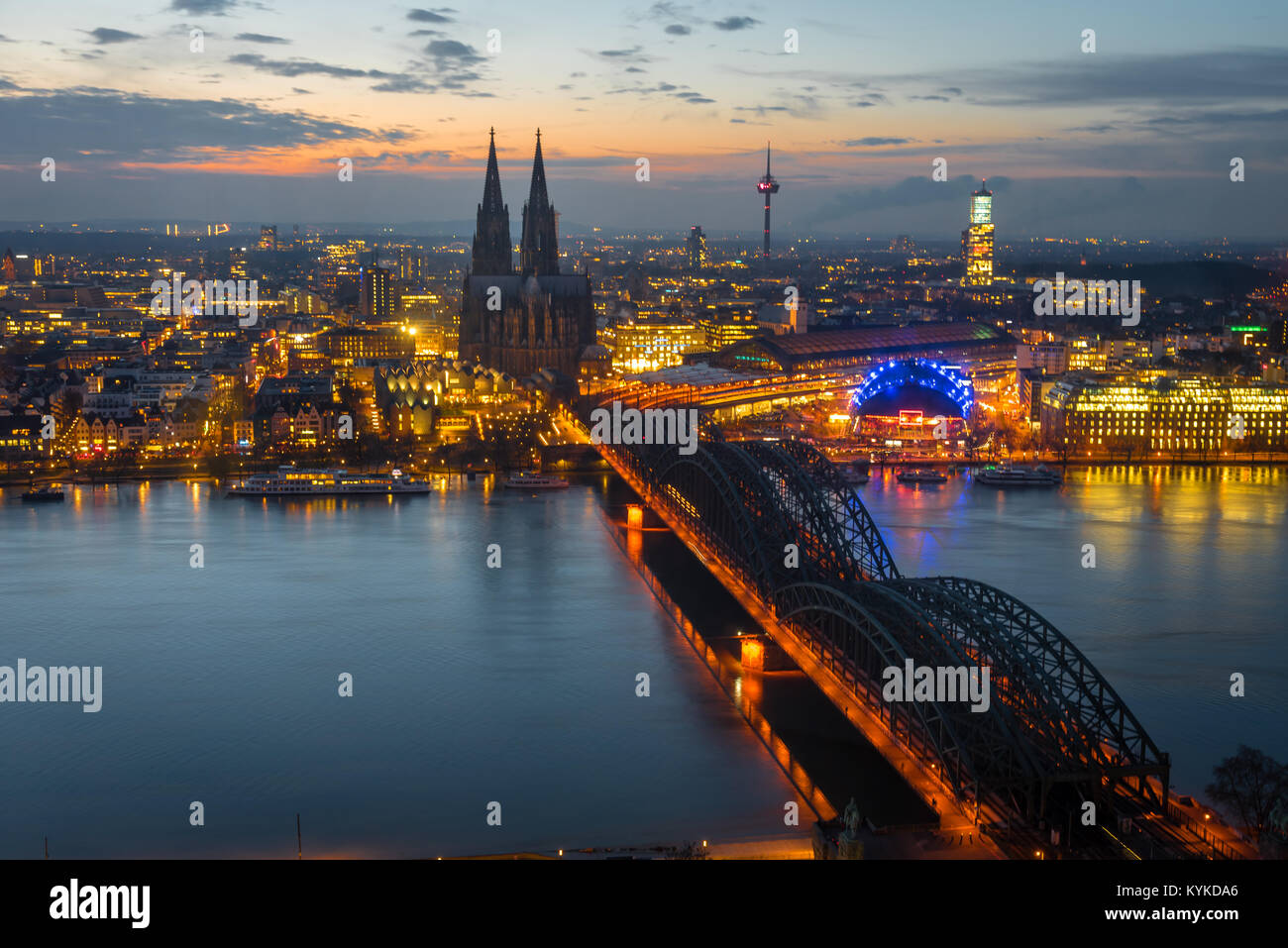 Kölner Dom und Hohenzollernbrücke in Köln, Deutschland Stockfoto