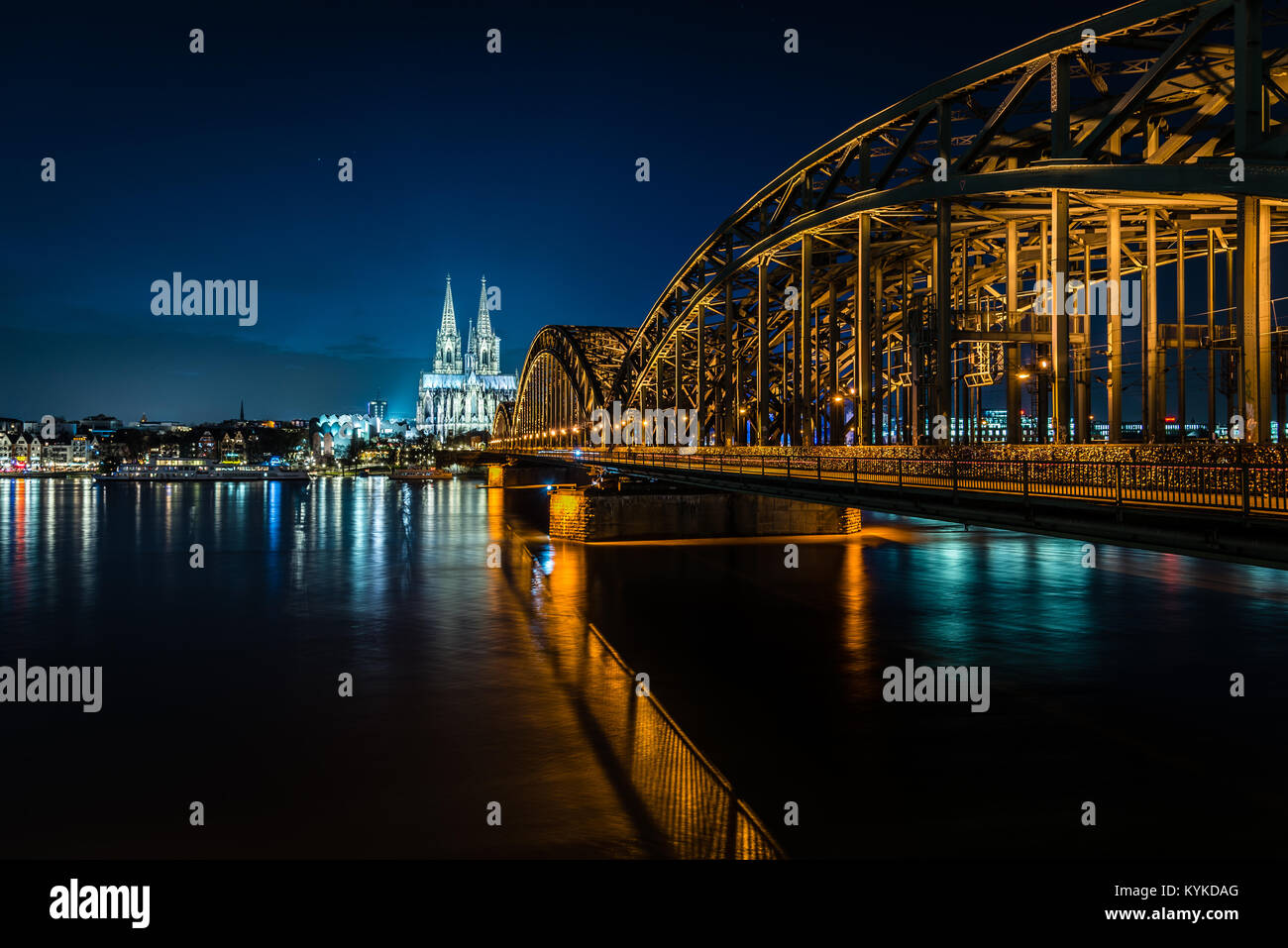 Kölner Dom und Hohenzollernbrücke in Köln, Deutschland Stockfoto