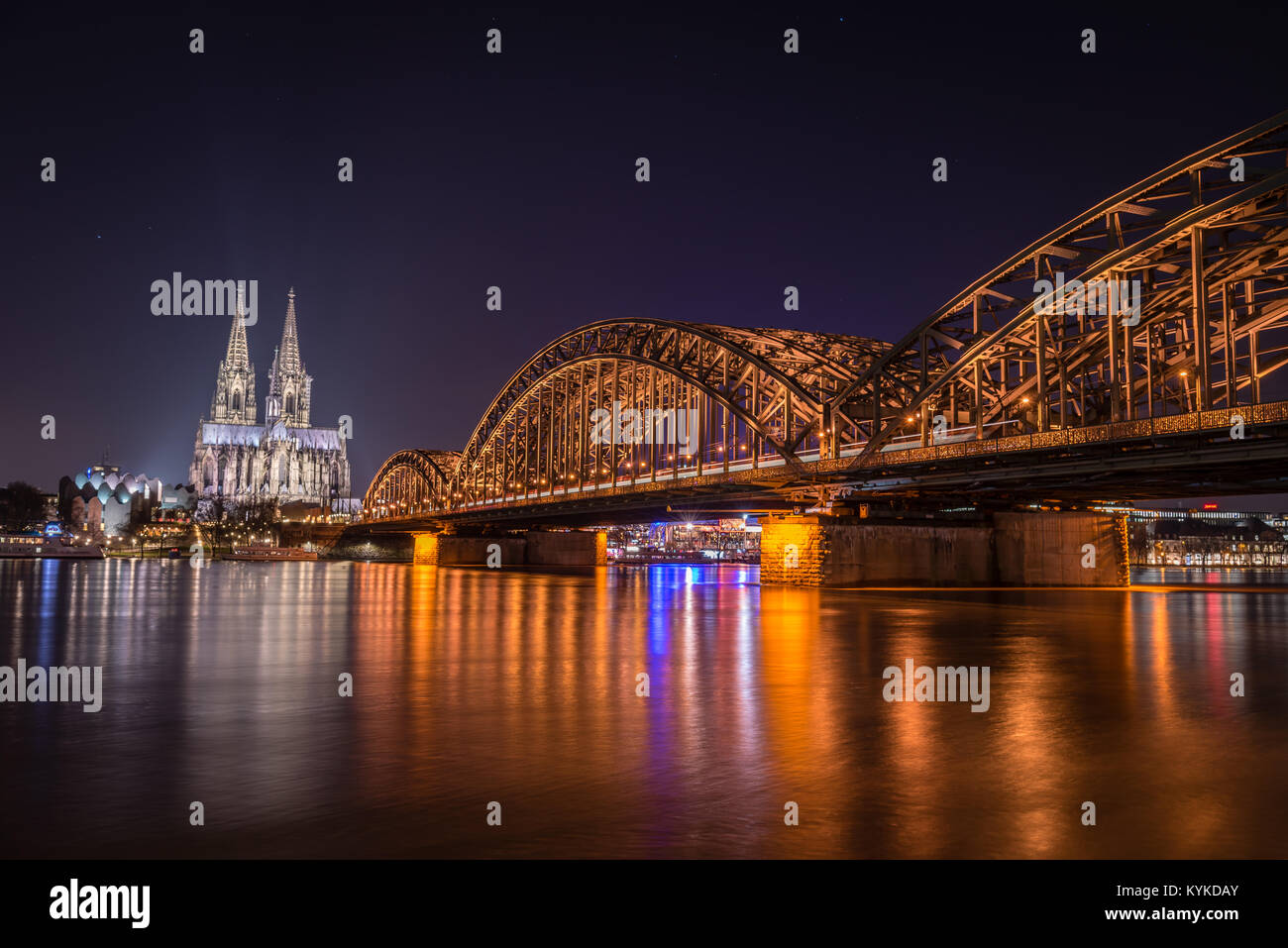 Kölner Dom und Hohenzollernbrücke in Köln, Deutschland Stockfoto