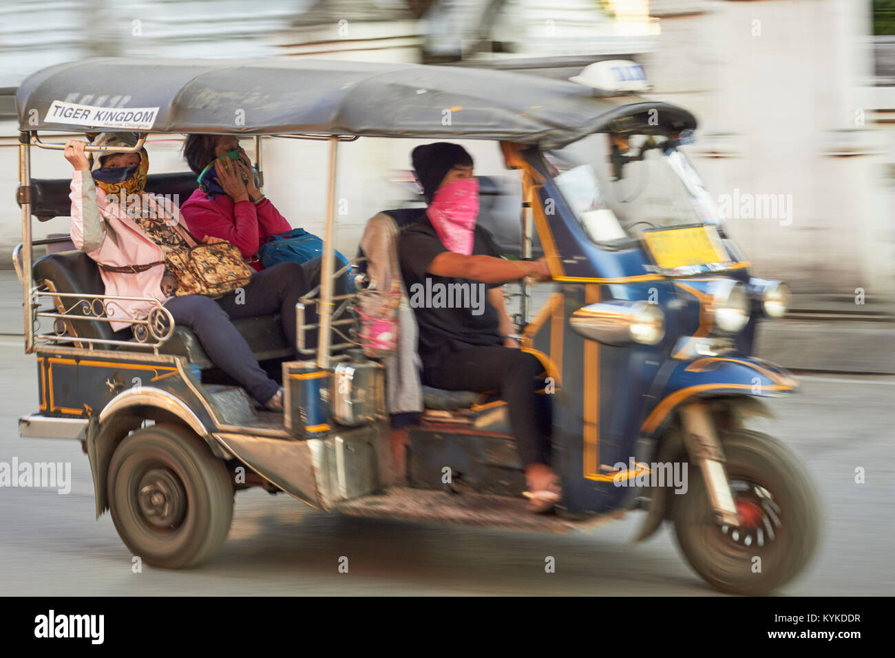 Ein tuk tuk in den Straßen von Chiang Mai im Norden von Thailand. Sie sind manchmal auch 'Auto-rikschas." Stockfoto
