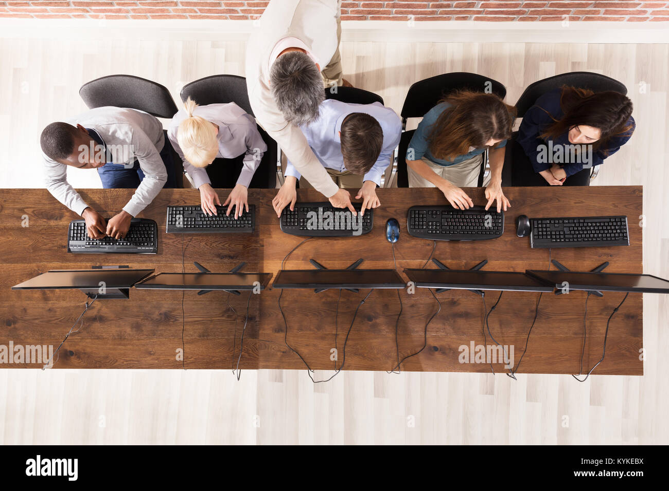 Ansicht von oben Der männlichen Lehrer mit Schülern im Computerraum Stockfoto