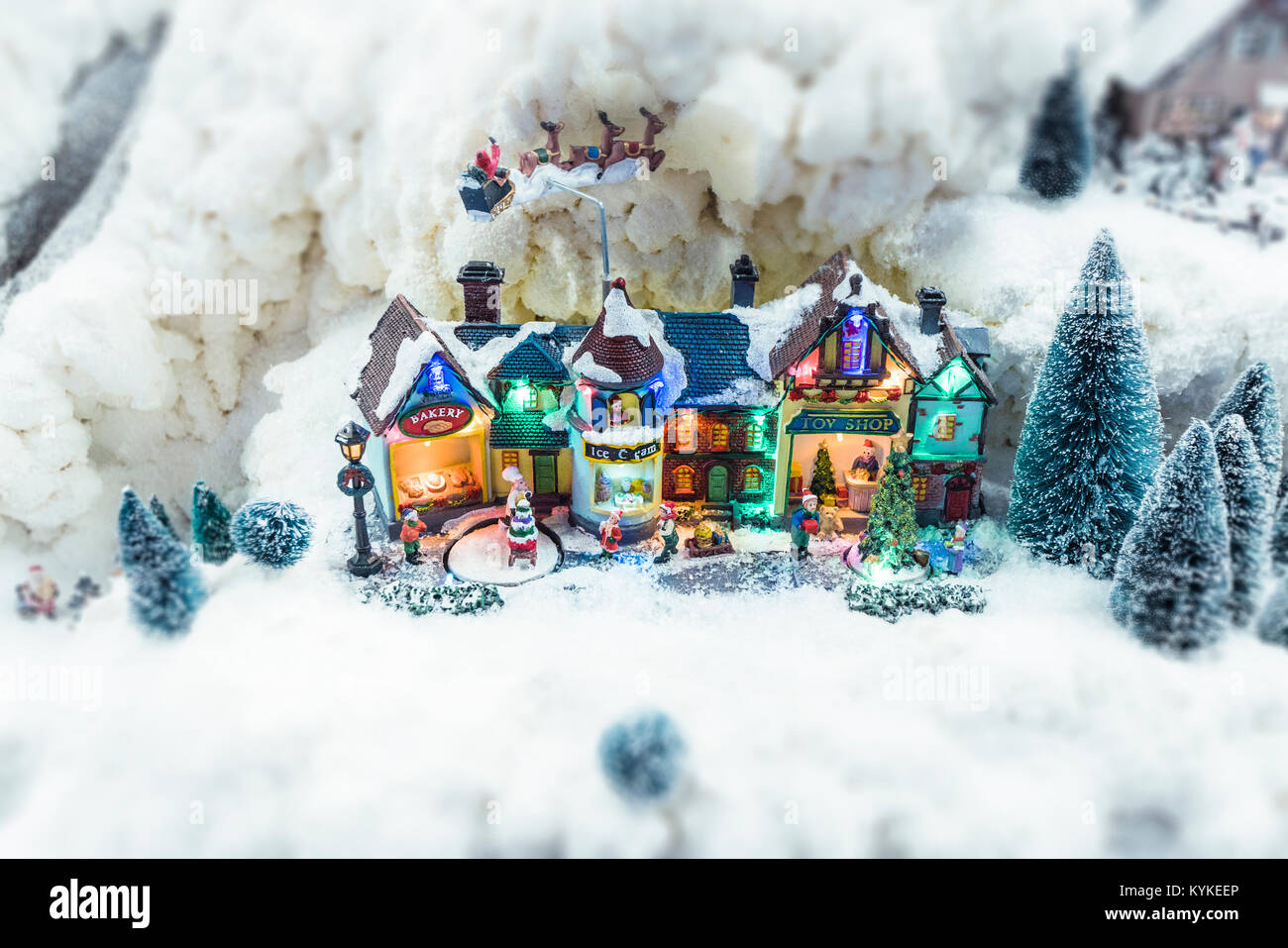 miniatur-weihnachtsdorf-im-winter-mit-schnee-im-modell-landschaft-in