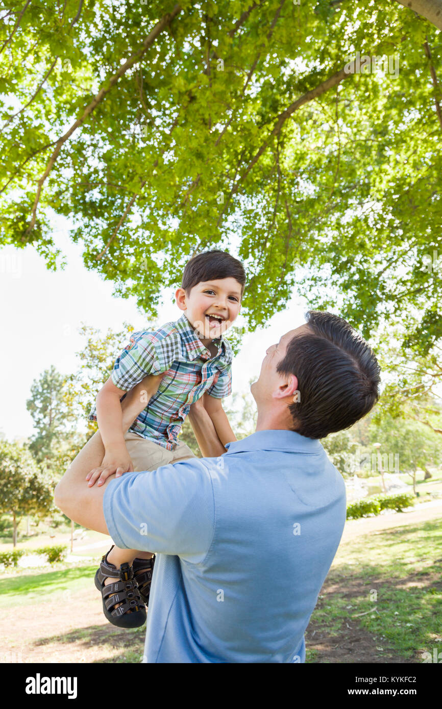 Happy kaukasischen Vater und Sohn zusammen spielen im Park. Stockfoto
