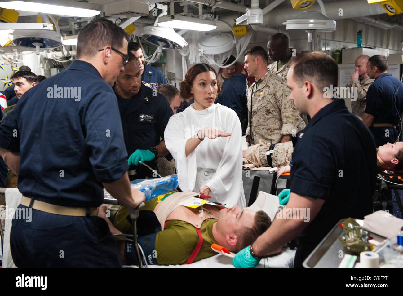 5. US-Flotte EINSATZGEBIET (Okt. 2010) 31, 2017) Segler, die auf der medizinischen Abteilung zugewiesen an Bord der Amphibisches Schiff USS America (LHA 6) ein Patient in der wichtigsten Schlacht dressing Station während einer Messe Unfallversicherung Bohren auf Halloween bewerten. Amerika und seine amphibischen bereit Gruppe werden in den USA 5 Flotte Bereich für Maßnahmen zur Erhöhung der Sicherheit im Seeverkehr im Einsatz Verbündeten und Partnern zu beruhigen und der Freiheit der Schiffahrt und des freien Handels in der Region erhalten. (U.S. Marine Foto von Mass Communication Specialist 2. Klasse Alexander Ventura II/Freigegeben) 171031-N-AC 254 Stockfoto