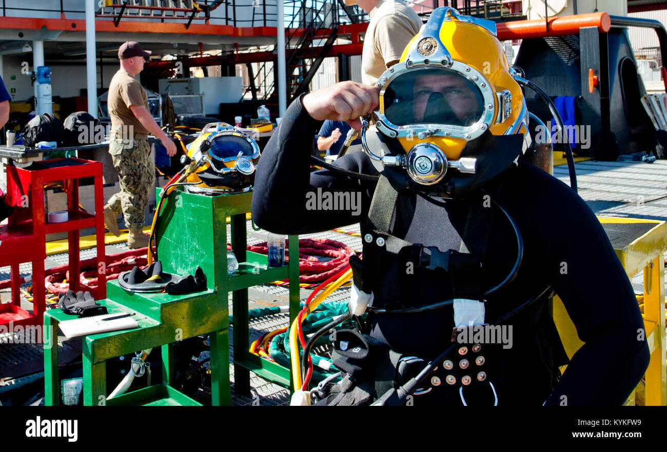 CORONADO, Kalifornien (4. 4, 2017) Navy Diver 1. Klasse Kyle Kinney, zugeordnet zu den unterseeischen Rescue Befehl (URC), führt eine Integritätsprüfung während einer Übung an der Naval Air Station North Island. URC führt laufend Schulungen Betriebsbereitschaft aufrecht zu erhalten und den maritimen Ziele der US Navy. (U.S. Marine Foto von Mass Communication Specialist 2. Klasse Jesse L. Gonzalez/Freigegeben) 171104-N-OP 638-041 Stockfoto