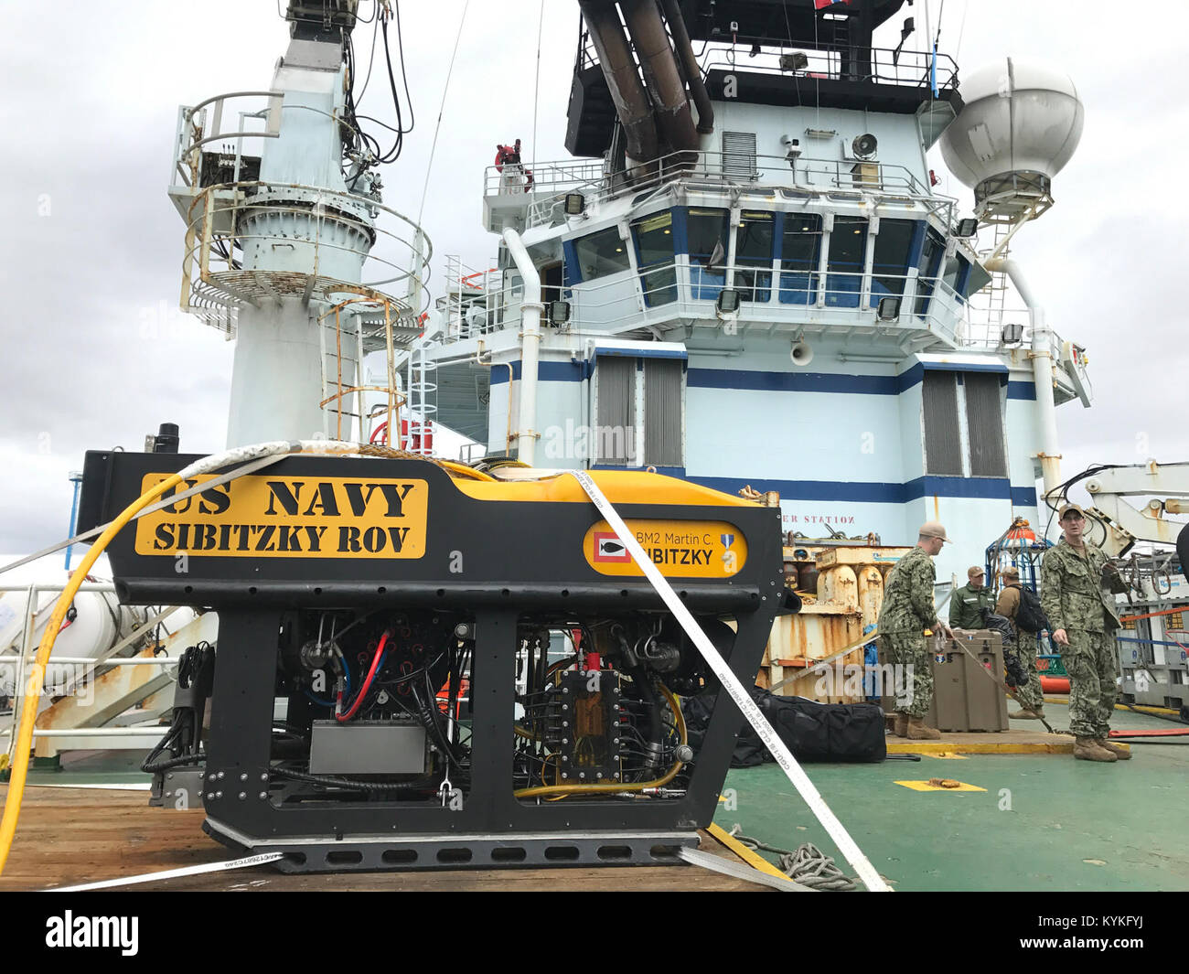 Atlantik (Nov. 21, 2017) eines ferngesteuerten Unterwasserfahrzeugs betrieben von Unterseeischen Rettung der US-Navy-Befehl (URC) ist inszeniert an Bord des Norwegischen Schiffes Skandi Patagonien die ständige Suche nach der Argentinischen Marine u-Boot zur Unterstützung A.R.A. San Juan (S42) in den Atlantischen Ozean. URC Segler sind sehr gut ausgebildet und regelmäßig üben den Einsatz der Advanced Technology in U-Boot rescue Szenarien. (U.S. Marine Foto/Freigegeben) 171121-N-TY 130-005 Stockfoto