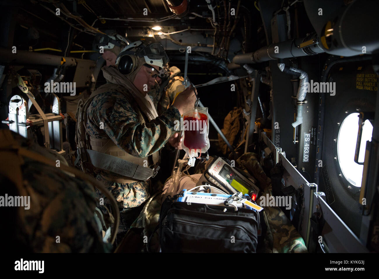 CAMP LEJEUNE, N.C. (Aug. 24, 2017) ein corpsman prüft ein Blut Tasche für einen simulierten Unfall während einer en-route care Training für die 2. Medizinische Bataillon in Camp Lejeune, N.C. Die Schulung wurde durchgeführt zur Vorbereitung corpsmen erfolgreich Opfer Beihilfen, während Sie den Transport per Flugzeug zu einem höheren Niveau der medizinischen Aufmerksamkeit. (U.S. Marine Corps Foto von Pvt. Nicholas Guevara/Freigegeben) 170824-M-JM 820-0254 Stockfoto