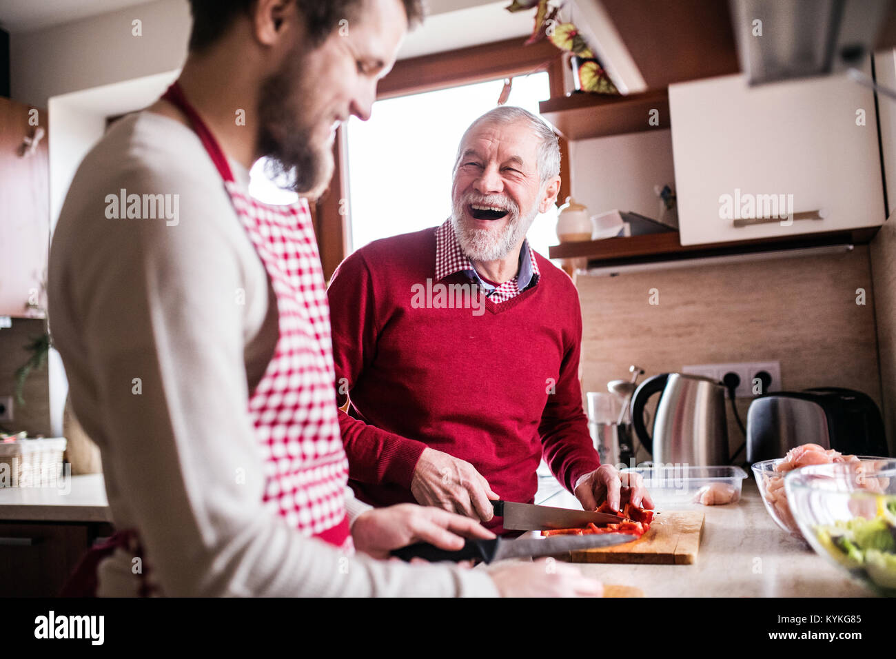 Hipster Sohn mit seinem Vater kochen in der Küche. Stockfoto