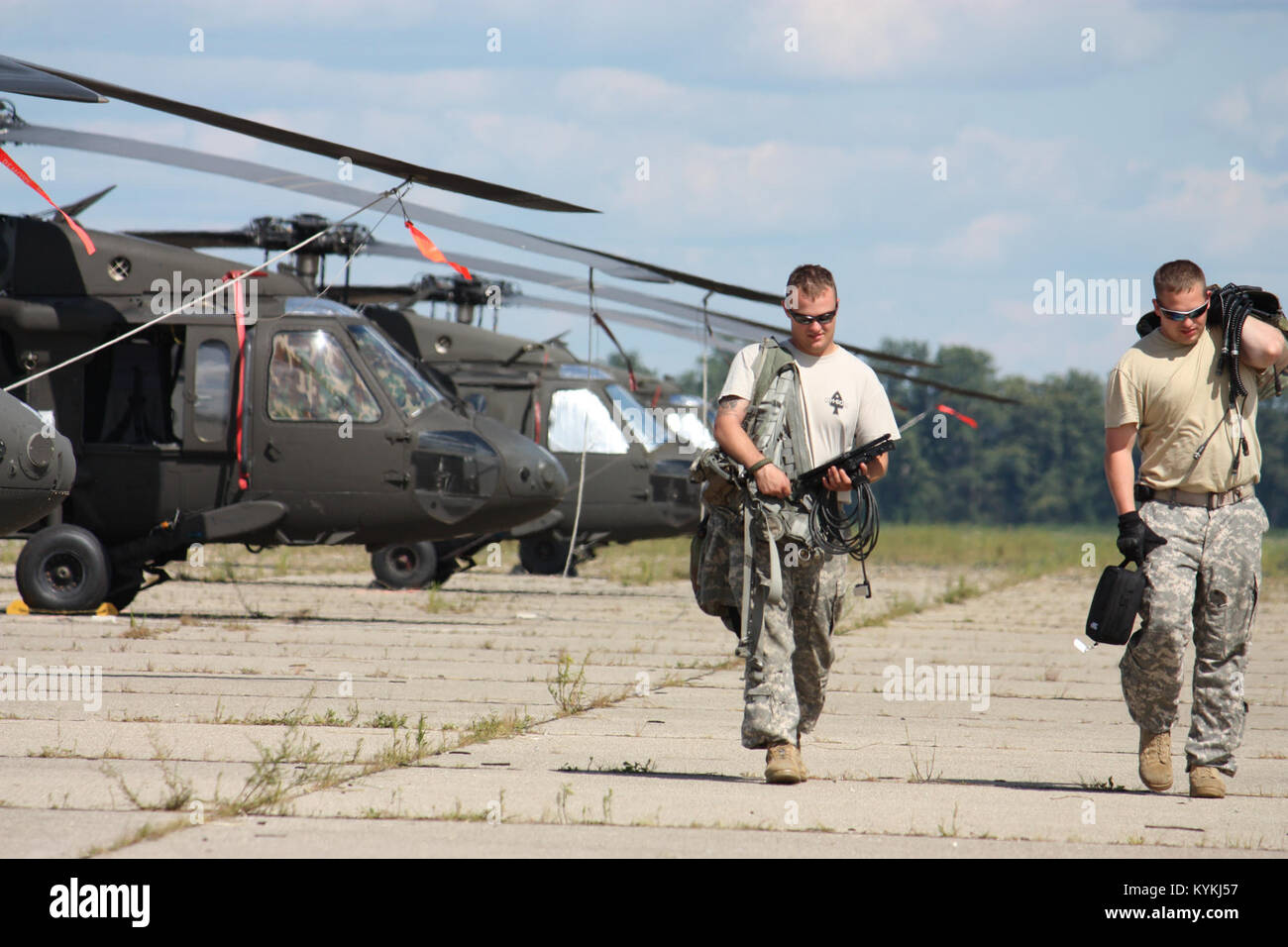 Die Mitglieder von B CO 2 Bataillon 147 Luftfahrt in Ausübung lebendige Reaktion im August 2013 teilnehmen. Die Einheit der Personenbeförderung und slingload Operationen auf die Ausübung von Columbus, Ind Unterstützung Stockfoto