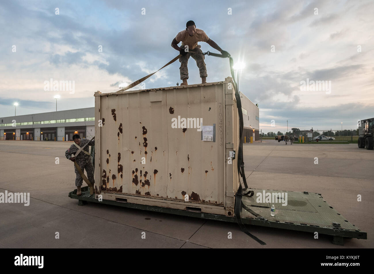 Armee Pfc. Stephanie Solomon und Armee Spc. Marquis Talbot von der US-Armee 689th schnelle Port Öffnungselement in Fort Eustis, Virginia, beliefert Gurt simuliert Katastrophenhilfe eine Flat-Rack-Palette auf der Flightline MidAmerica St. Louis Airport in Mascoutah, Illinois, am 7. August 2013, im Rahmen der Übung Gateway Erleichterung, ein unter der Regie von US Transportation Command Erdbebenhilfe-Szenario. Die 689th ist gemeinsam mit der Kentucky Air National Guard 123. Kontingenz Response Group, aufzustehen und betreiben eine gemeinsame Task Force-Port-Öffnung durch Aug. 9. JTF-PO, verbindet eine Air Force Aerial Po Stockfoto