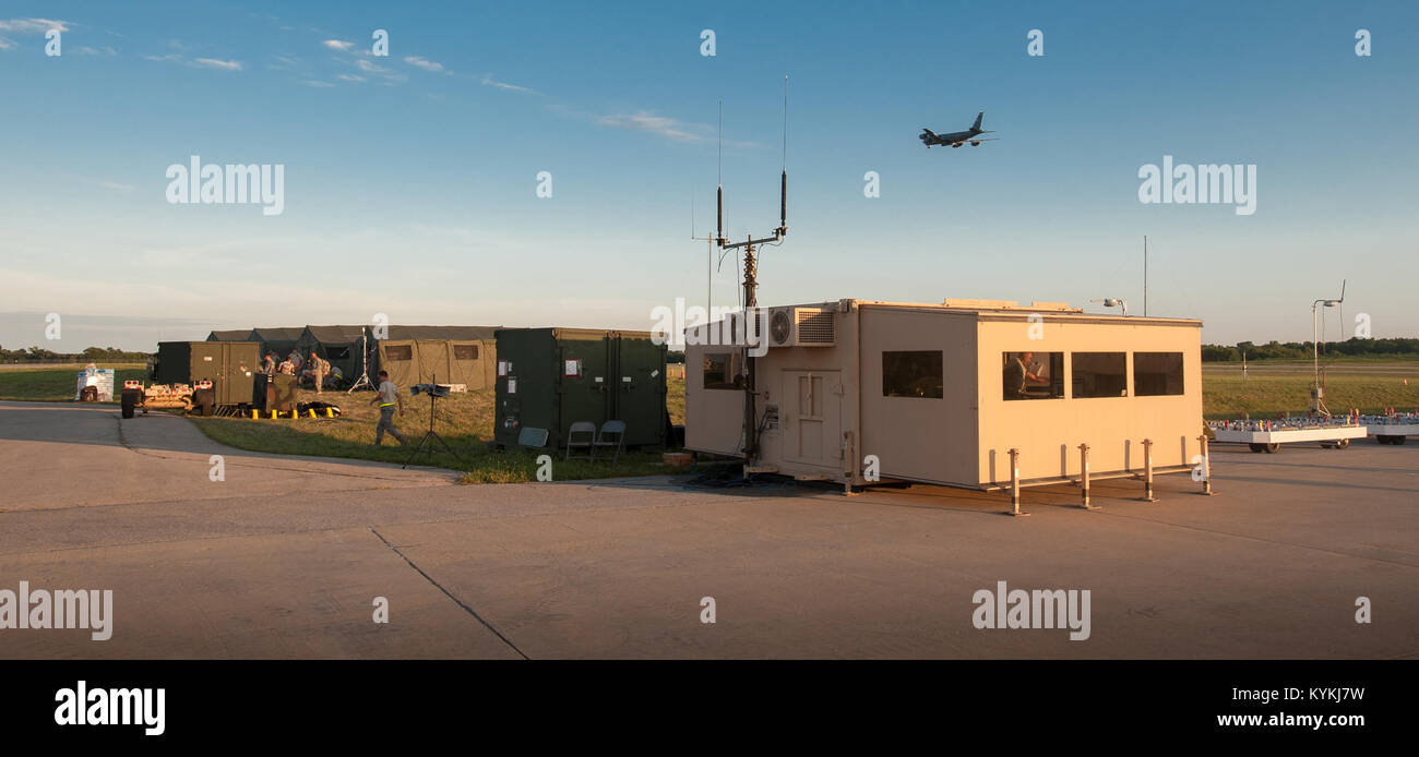 "Ops" dient als Kommando-, Kontroll- und Communications Headquarters für Flugplatz Operations bei MidAmerica St. Louis Airport in Mascoutah, Illinois, am Aug 7, 2013, zur Unterstützung der Übung Gateway Relief, ein US Transportation Command-directed Erdbeben - Entlastung Szenario. Die Kentucky der Air National Guard 123 Contingency Response Group ist die Zusammenarbeit mit der US Army 689th Schnelle Öffnung ein Element in Fort Eustis, Virginia, durch Aug 9, für die Übung, die für den Empfang und die Verteilung von der Katastrophe Hilfsgüter. (U.S. Air National Guard Foto von Maj. Dale Greer/Freigegeben) Stockfoto