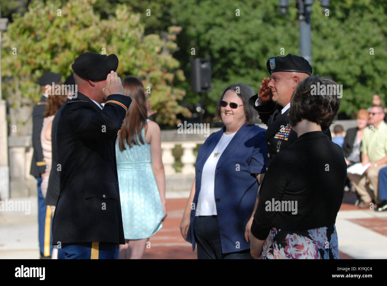 Die Kentucky National Guard beauftragt 17 neue zweite Leutnants während