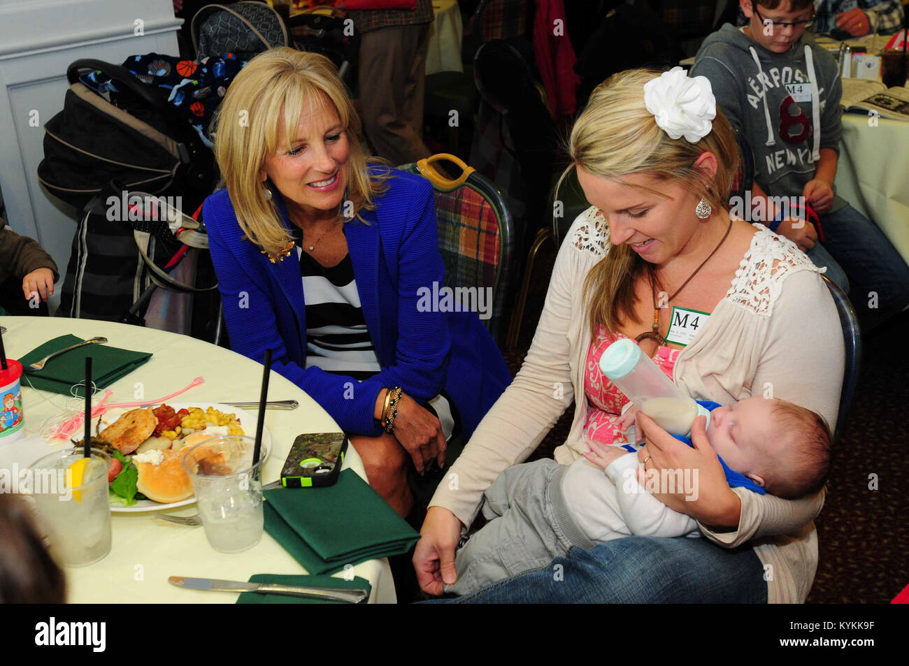 Dr. Jill Biden, Ehefrau von Vizepräsident Joe Biden, Besuche bei Angehörigen der militärischen Truppen, die starben, während ihr Land an die Überlebenden' Tag an den Rennen, das Ereignis, der Churchill Downs Rennbahn in Louisville, Ky., Nov. 3, 2013. (U.S. Army National Guard Foto von SSG Scott Raymond) Stockfoto