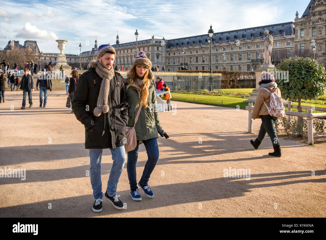 PARIS - Jan. 2 2014: Menschen zu Fuß in den Tuilerien, unbekannter Paar in den Vordergrund. Die Gärten aus dem 16. Jahrhundert, sind ein Stockfoto