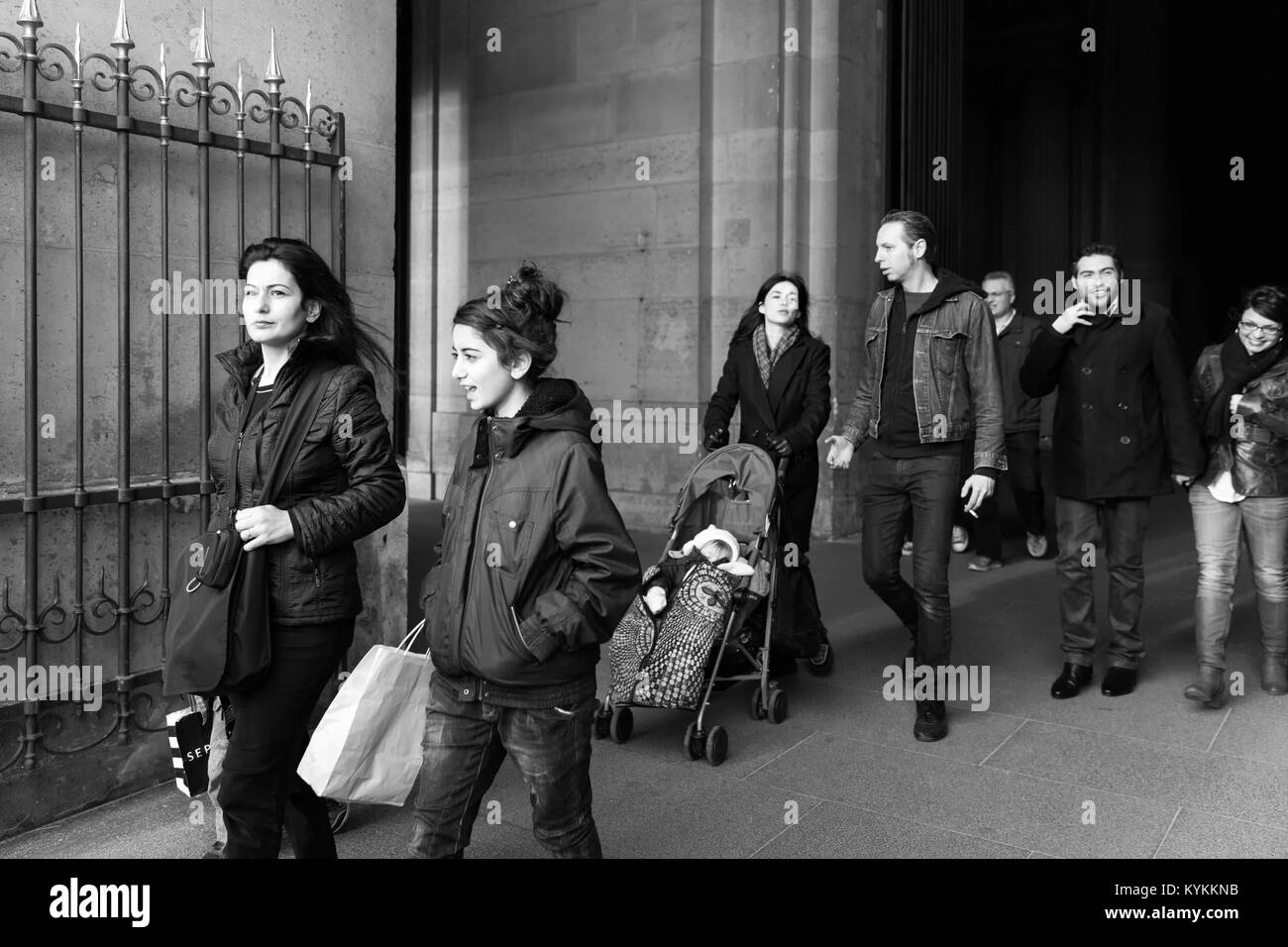 PARIS - Jan. 5, 2014: die Menschen gehen durch das Tor zum Louvre Museum führt nach dem Verlassen der U-Bahn Station Palais Royal - Musée du Louvre. B Stockfoto