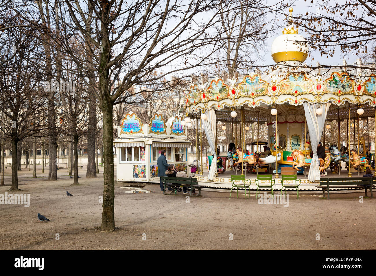 PARIS - Jan 5, 2014: Weihnachtszeit Karussell im Park. Es ist eine Tradition in Paris bis zu Merry-go-Runden in der ganzen Stadt zu Weihnachten. Lo Stockfoto