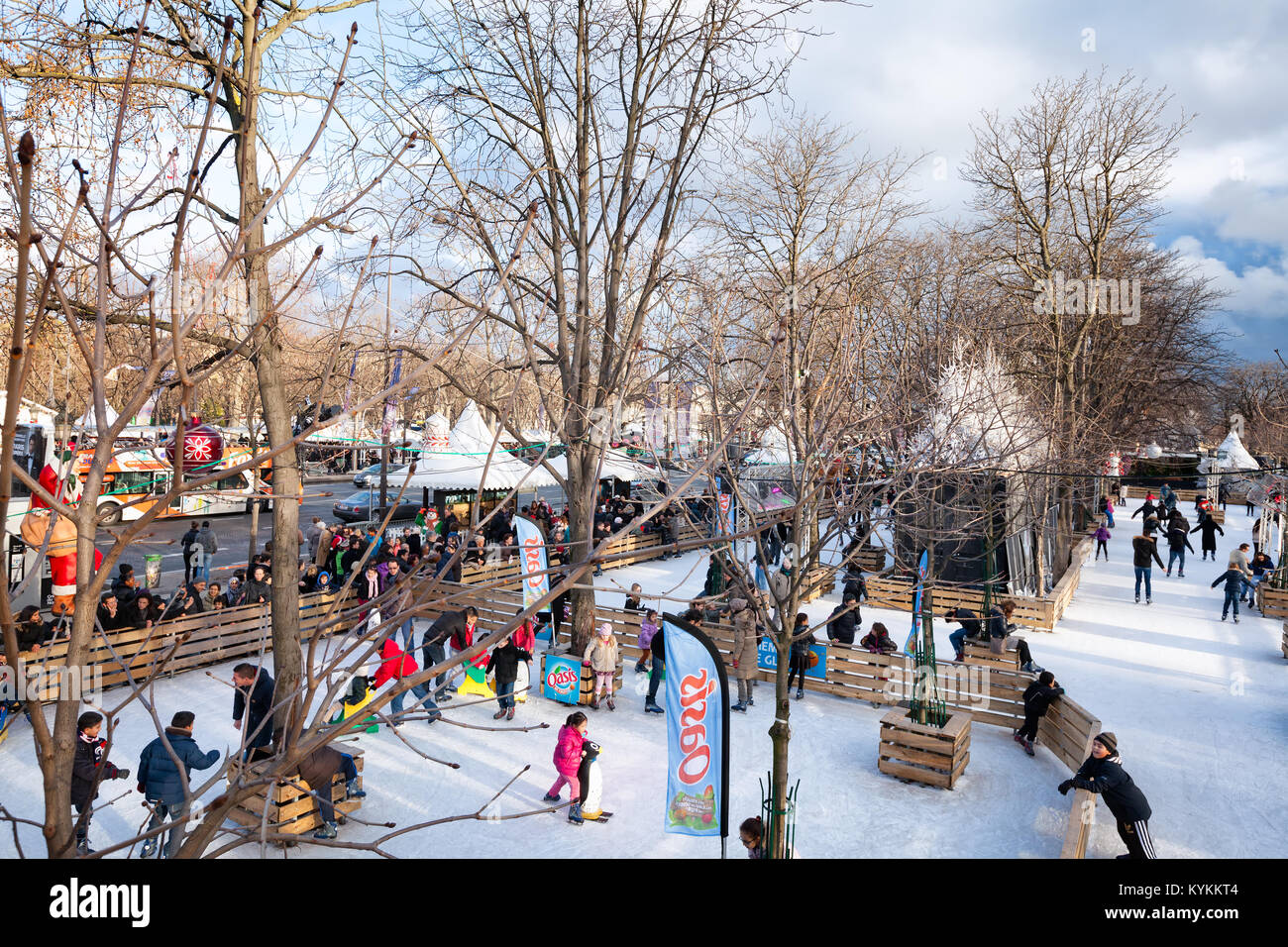 PARIS - Dec 25, 2013: Eislaufen auf dem Weihnachtsmarkt und Santa's Village auf der Avenue des Champs-Elysees, eine beliebte Tradition für Pariser chi Stockfoto