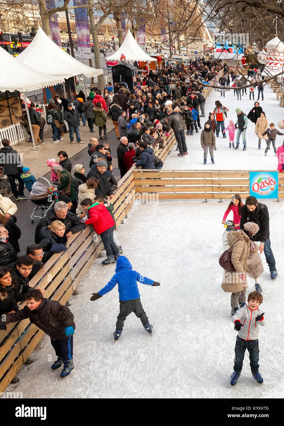 PARIS - Dec 25, 2013: Eislaufen im Santa's Village und der Weihnachtsmarkt auf der Avenue des Champs-Elysees, eine beliebte Tradition für Pariser Stockfoto