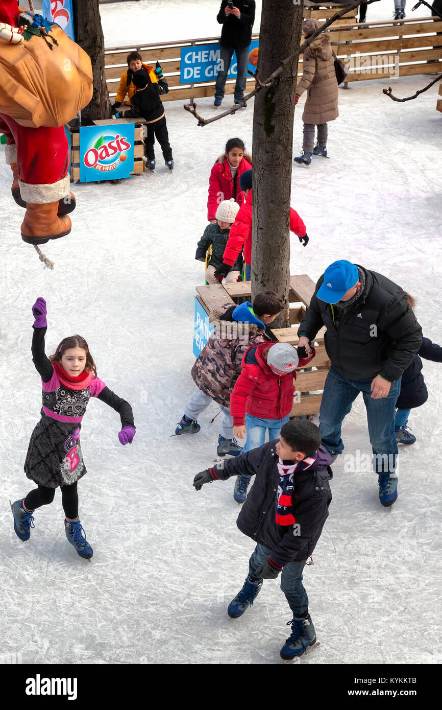 PARIS - Dec 25, 2013: Eislaufen im Santa's Village und der Weihnachtsmarkt auf der Avenue des Champs-Elysees, eine populäre lokale Urlaub Tradition für Ch Stockfoto