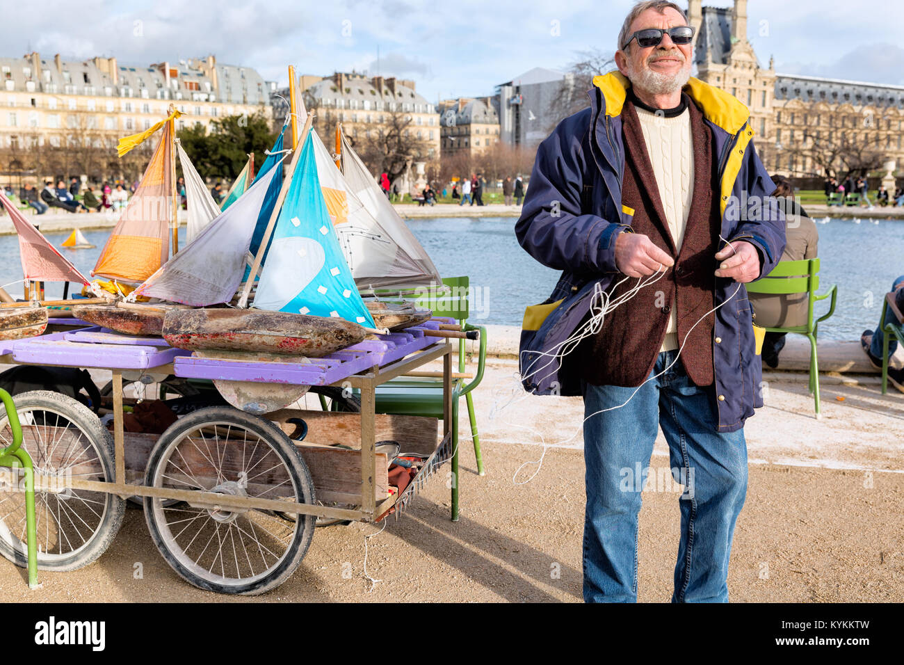 PARIS - Jan 2, 2014: Modell Segelboote zu mieten für Besucher am See im Jardin des Tuileries. Segeln die bunten vintage Boote aus Holz ist eine Population Stockfoto