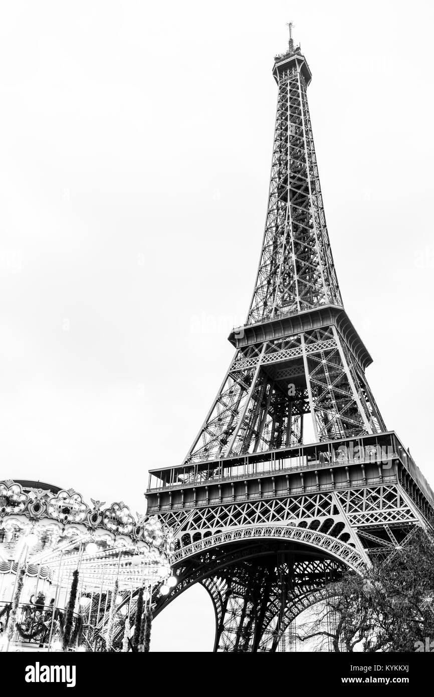 Paris Eiffel Tower und Karussell in Schwarz und Weiß. Ikonische Zeichen. Platz kopieren Stockfoto