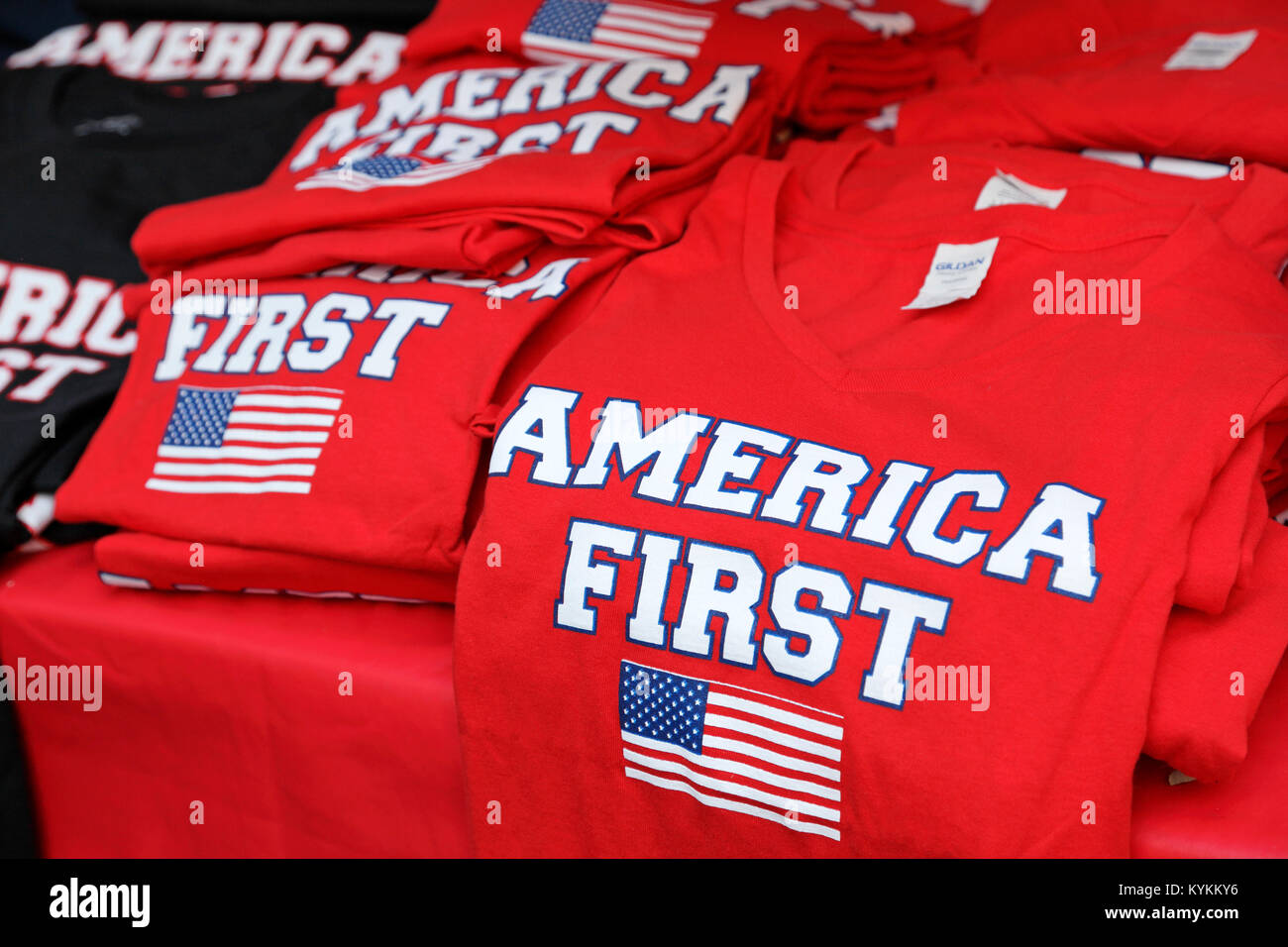 America First T-Shirts zum Verkauf an Ray Preis Hauptstadt Bike fest in Raleigh, North Carolina, am 23. September 2017 Stockfoto