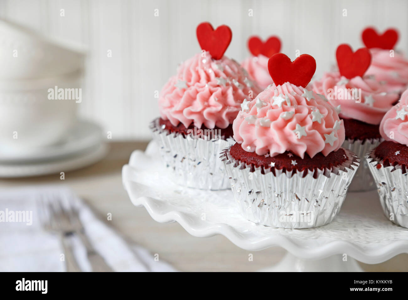 Cupcakes. Red velvet Cupcakes mit roten Herzen dekoriert Stockfoto