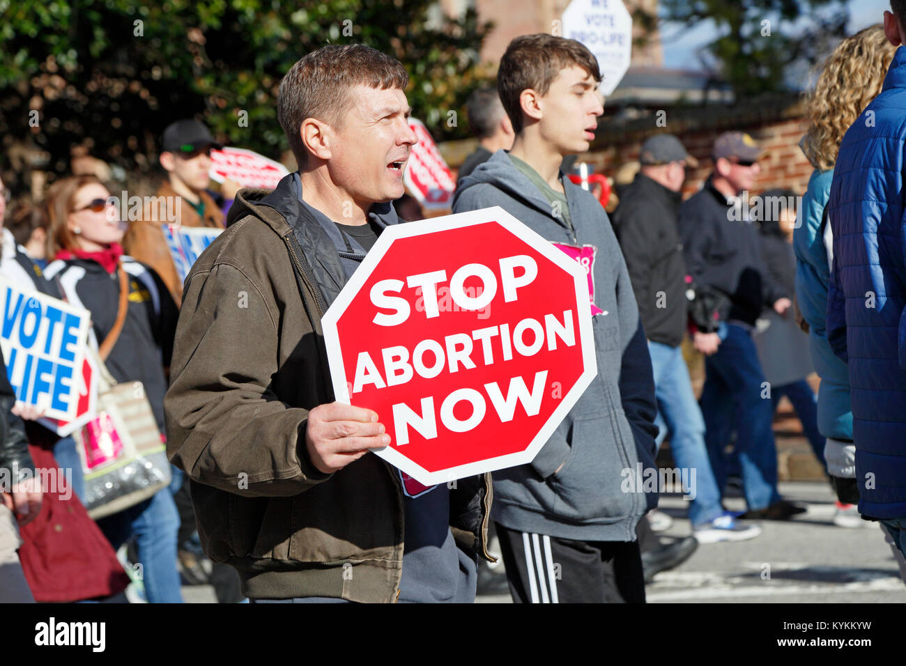 Raleigh, North Carolina. 13. Januar, 2018. Pro-life-Kundgebung und Demonstration in der Innenstadt von Raleigh. Man schreien Pro-Leben halten Sie Stop Abtreibung s Stockfoto