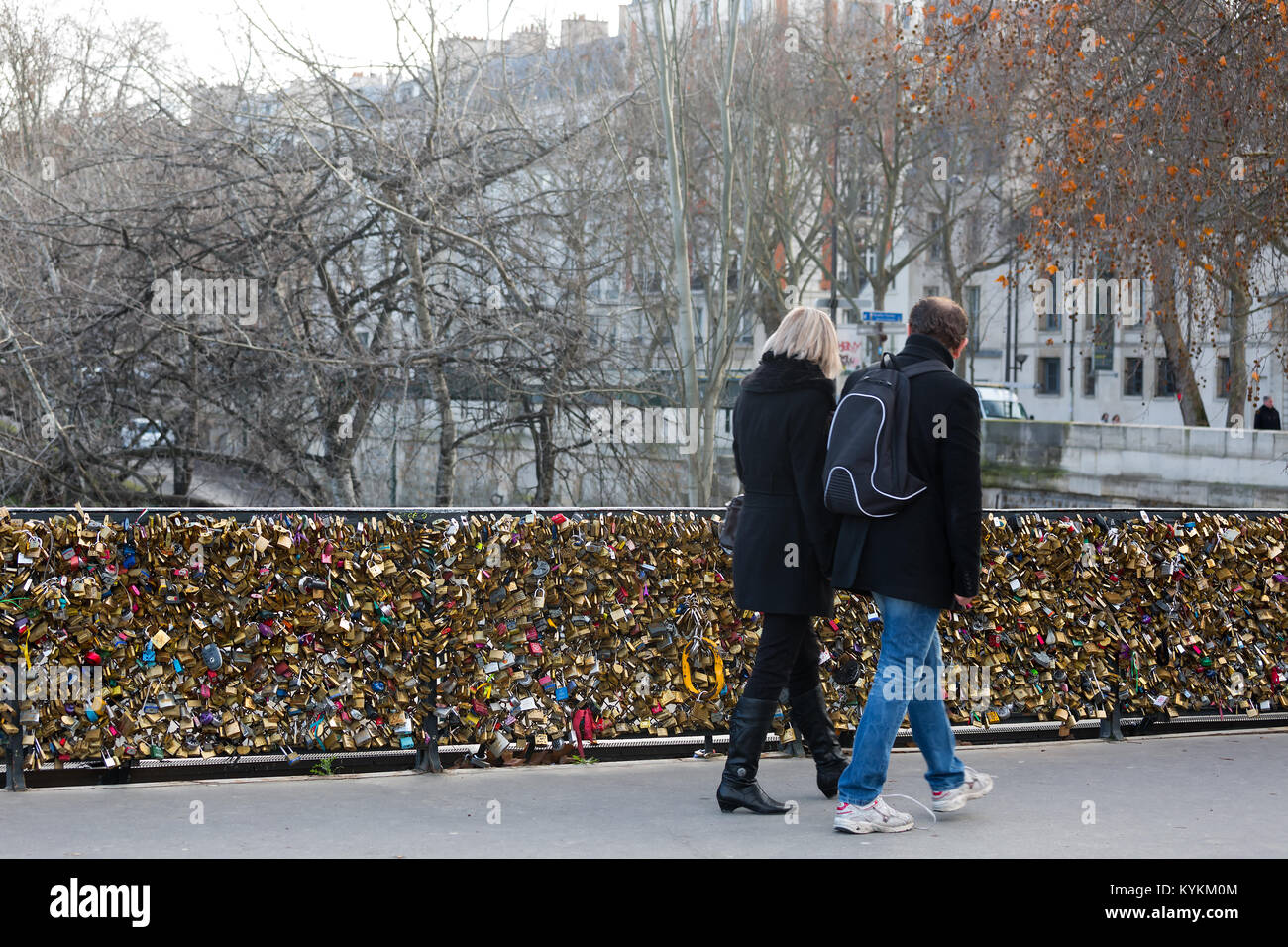 PARIS - Dec 26, 2013: Ein paar Spaziergänge durch die Liebe auf der Pont des Arts Brücke gesperrt. Sechs Monate, nachdem dieses Foto gemacht wurde, ein Teil der Reling zusammengebrochen Stockfoto