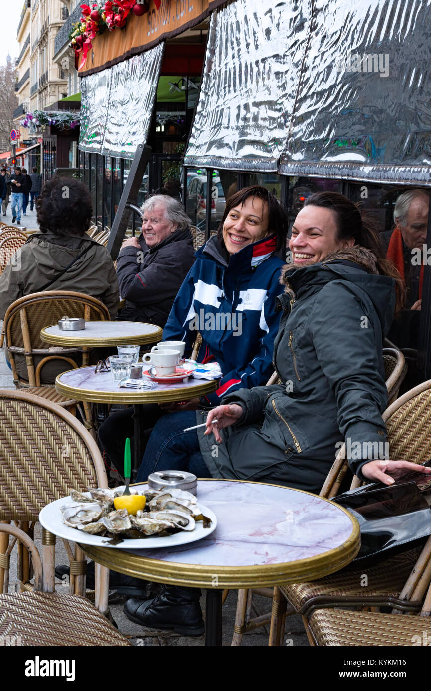 PARIS - JAN. 4, 2014: Pariser genießen Sie traditionelle Urlaub Austern in einem Straßencafé. Austern auf der Halbschale eine benutzerdefinierte über Weihnachten und N Stockfoto