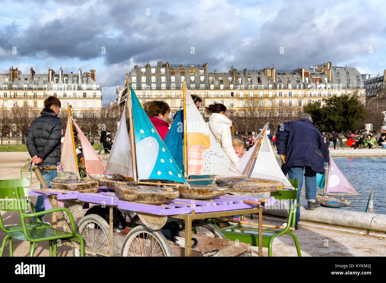 PARIS - Jan 2, 2014: Modell Segelboote zu mieten am See im Jardin des Tuileries. Segeln die Boote aus Holz ist eine beliebte Tradition für Pariser Chil Stockfoto