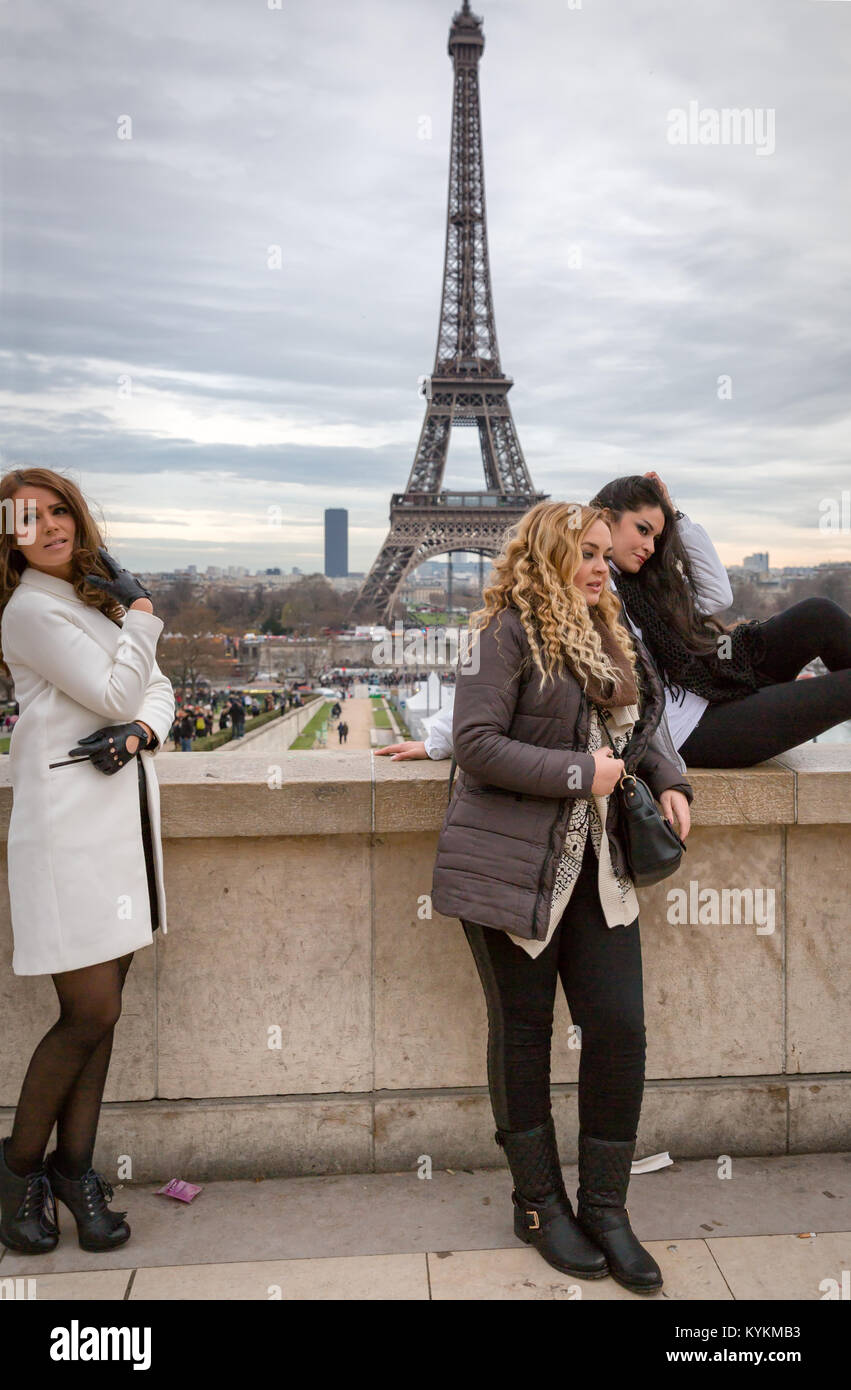 Paris, Frankreich, Frauen Touristen posieren für Fotos mit dem Eiffelturm im Hintergrund. Menschenmassen Line-up für eine Wende in der beliebten View Point. Stockfoto