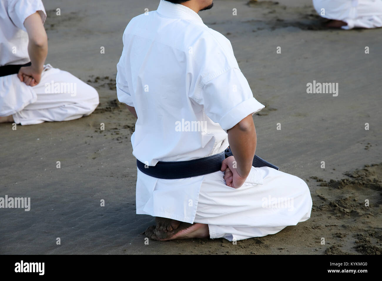 Japanischen Karate Kampfkunst, spirituelle am Strand sitzen Stockfoto