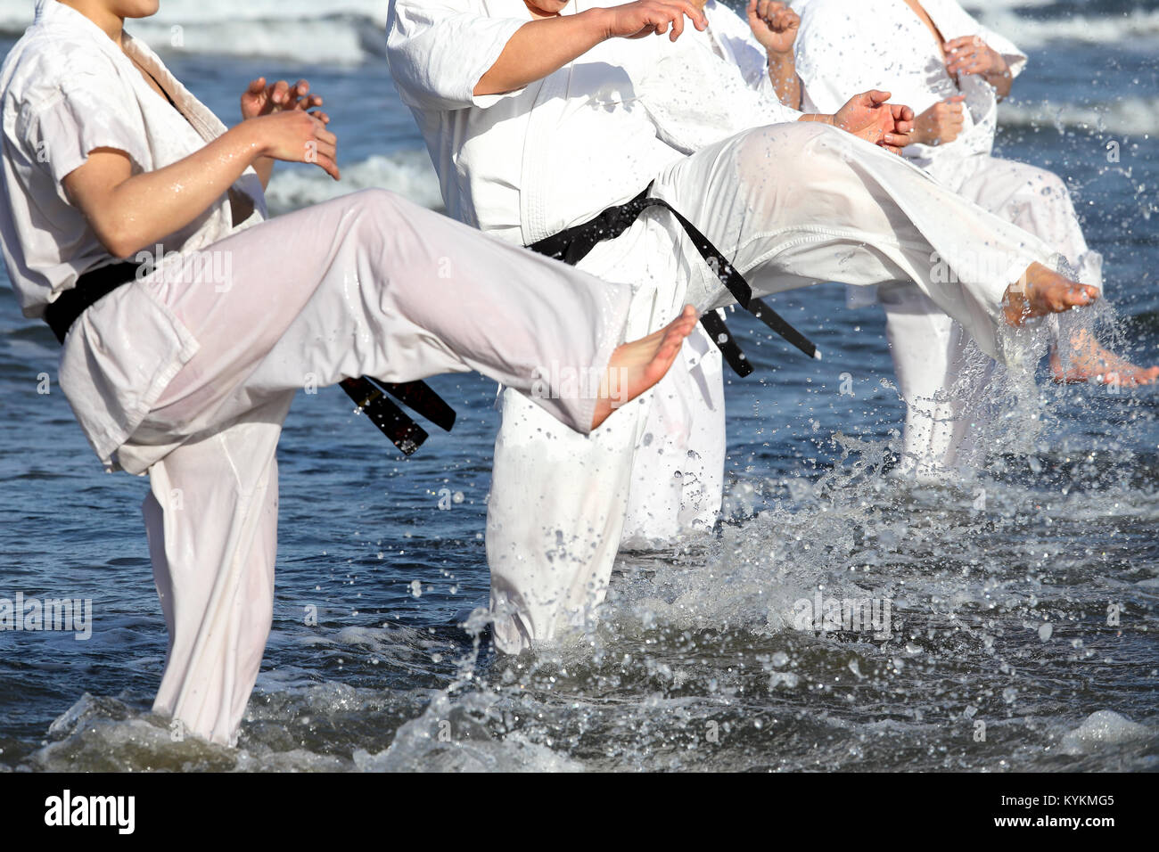 Japanische Kampfkunst Training des Karate in midwinter eines neuen Jahres am Strand Stockfoto