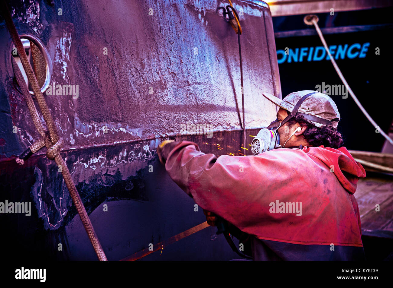 Deck Hand auf das Heck des kommerziellen Fischerboot im Hafen von Thomsen, Sitka, Alaska, USA. Stockfoto