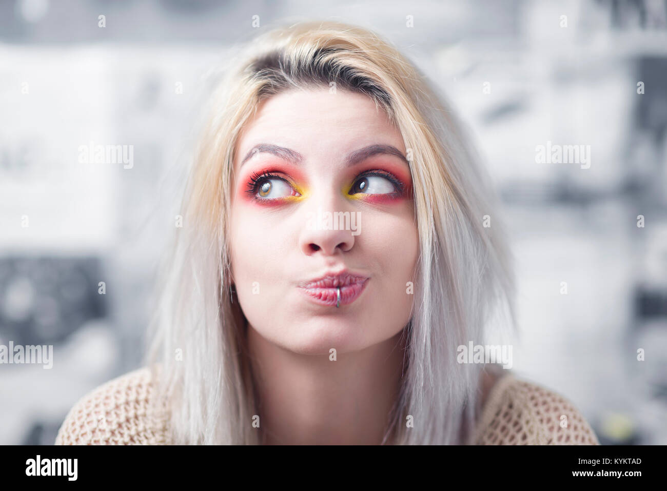 Blonde junge Frau schüchtern Ausdruck rot Make-up Stockfoto