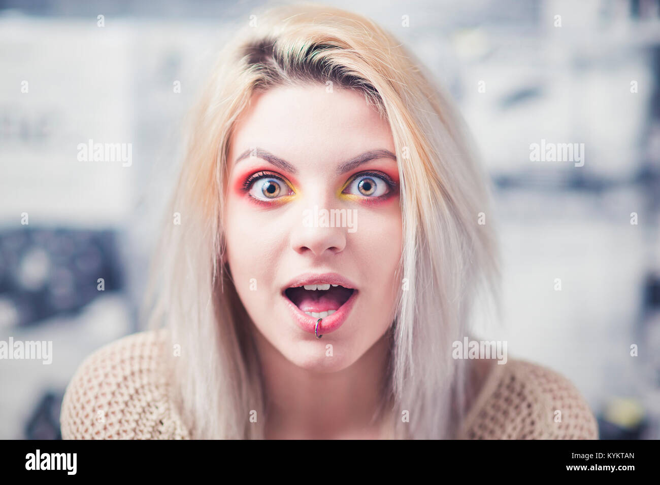 Blonde junge Frau entsetzt Ausdruck rot Make-up Stockfoto