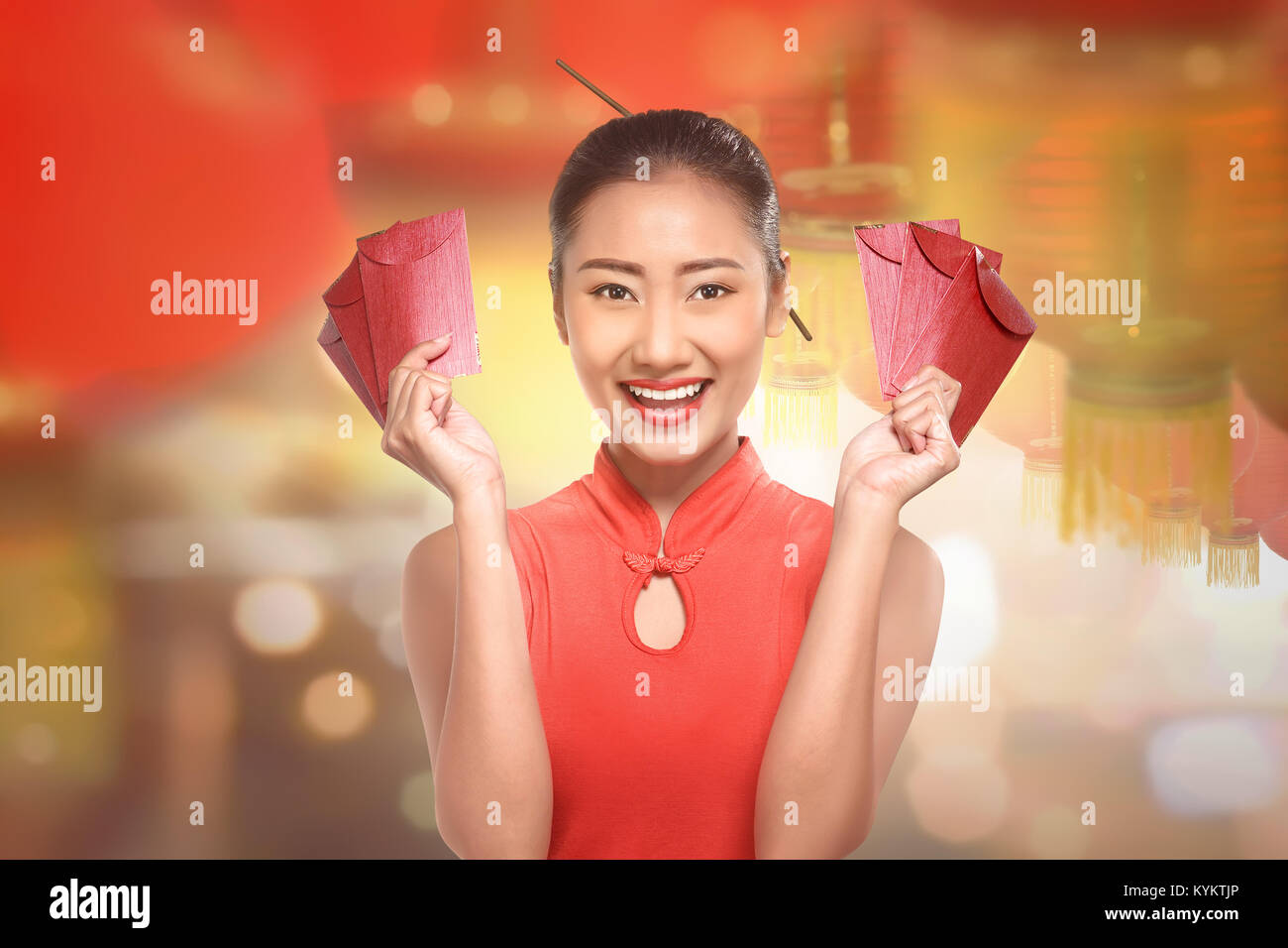 Junge chinesische Frau in einem cheongsam Kleidung mit roten Umschlag über Laterne Hintergrund Stockfoto