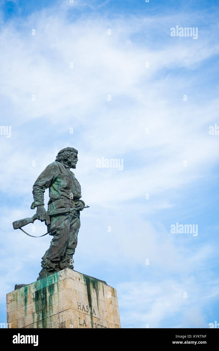Plaza Che Guevara, Santa Clara, Kuba - November 26, 2015: Seitenansicht des eine Bronzestatue von Che Guevara, kubanischen National Monument, Ernesto Guevara Stockfoto
