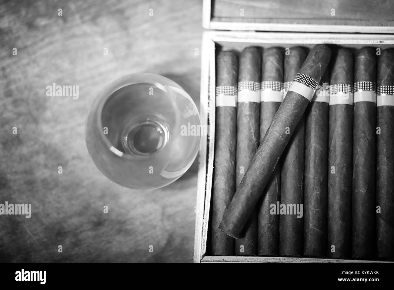 Große Kiste an kubanischen Zigarren auf einem Holztisch Stockfoto