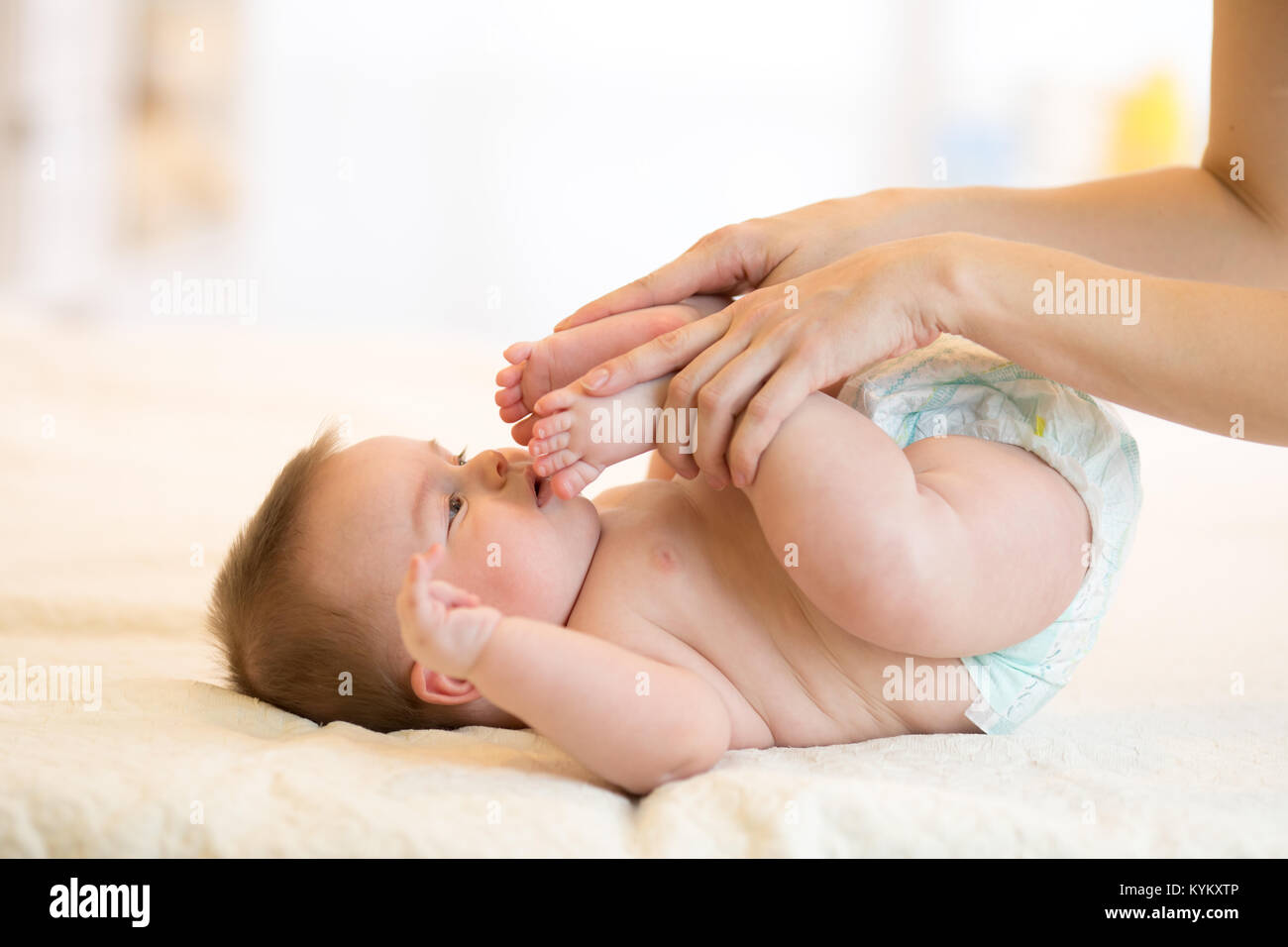 Baby-Massage. Mutter Kind Turnen. Stockfoto