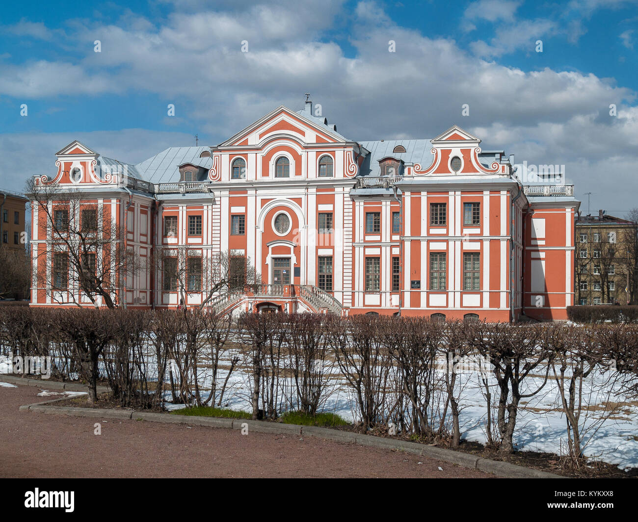 Das historische Gebäude von Kikiny Kammer ist ein Denkmal der barocken Architektur im Zentrum der Stadt St. Petersburg im April in einer klaren sonnigen Stockfoto
