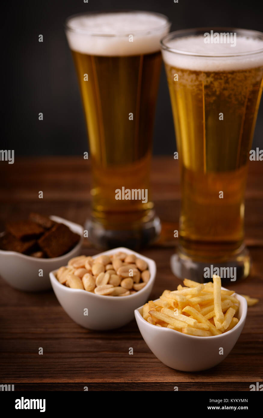 Pub Bier Snacks. Kartoffelstifte, gesalzene Erdnüsse und Roggen Knoblauch Croutons. Stockfoto