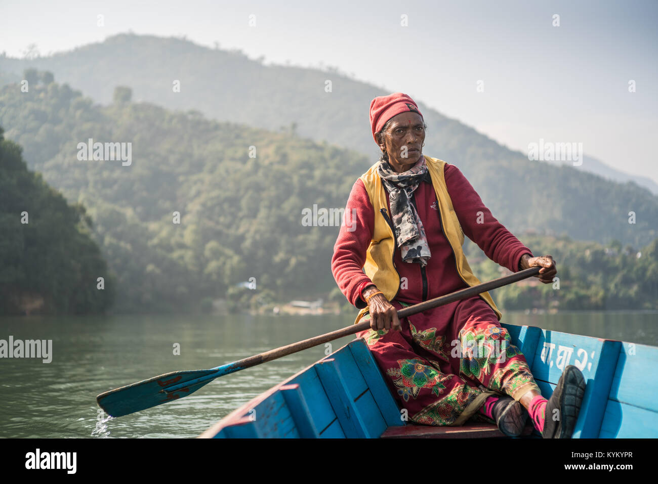 Alte Frau fällt in das Boot mit Touristen am Phewa See in Pokhara, Nepal, Asien. Stockfoto